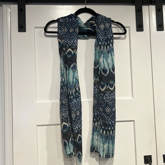 Peacock design blue scarf - Picture 2 of 4